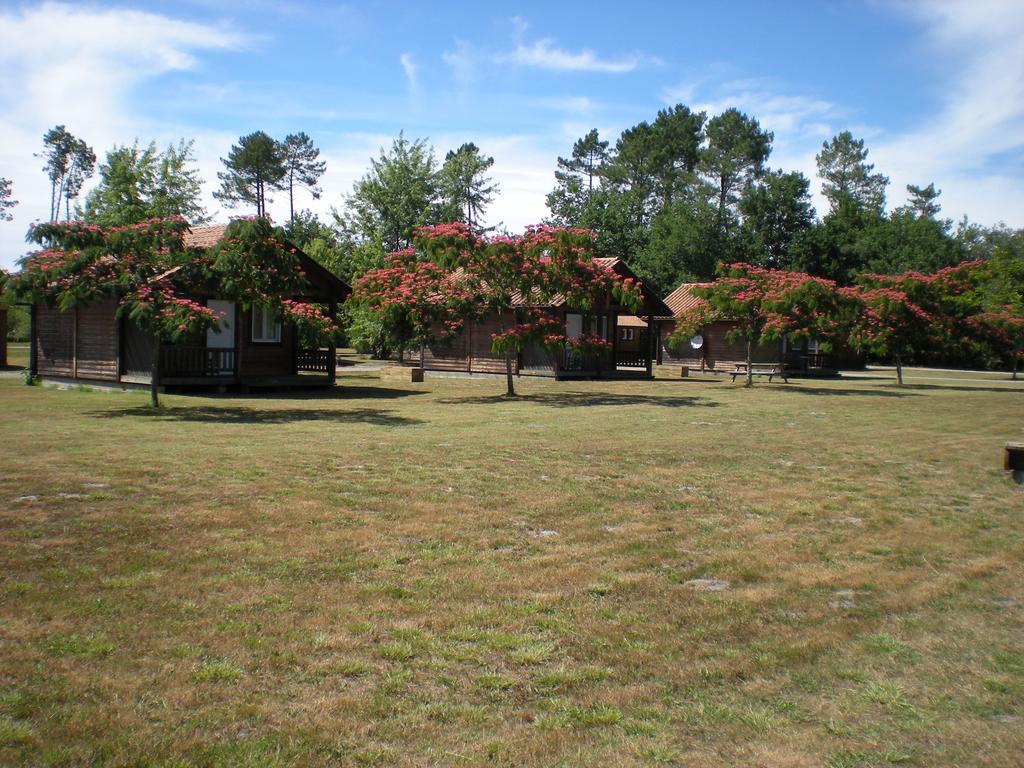 Camping Familial Les Chalets D'Uza 外观 照片