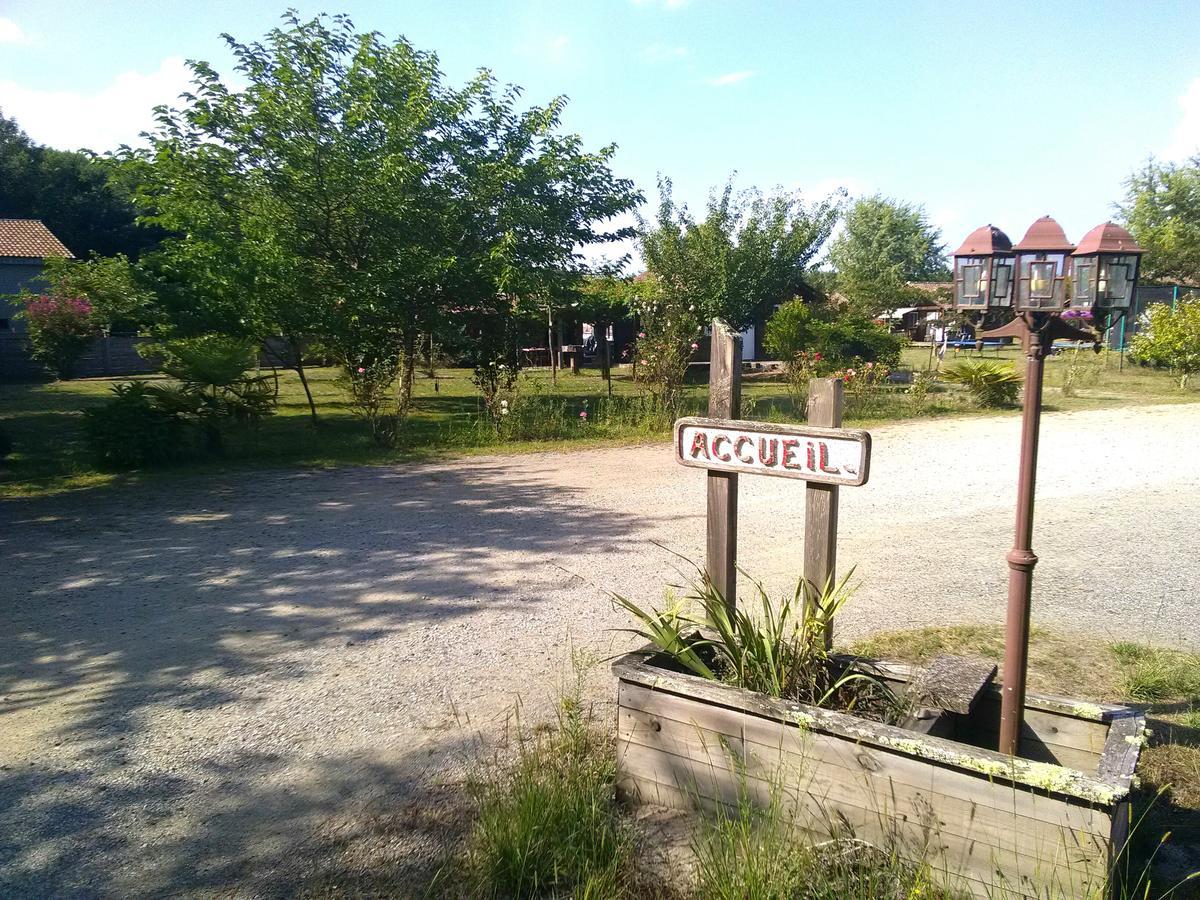 Camping Familial Les Chalets D'Uza 外观 照片
